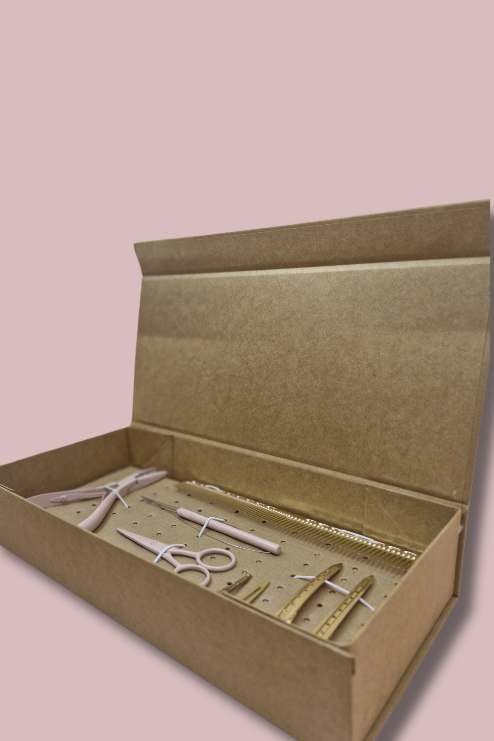 ערכה המכילה פלייר, מסרגה מסרק, מספריים וקליפסים לשיער, עשויים מתכת, בצבעי ורוד וזהב - ומיועדת לחיבור עצמאי של תוספות שיער