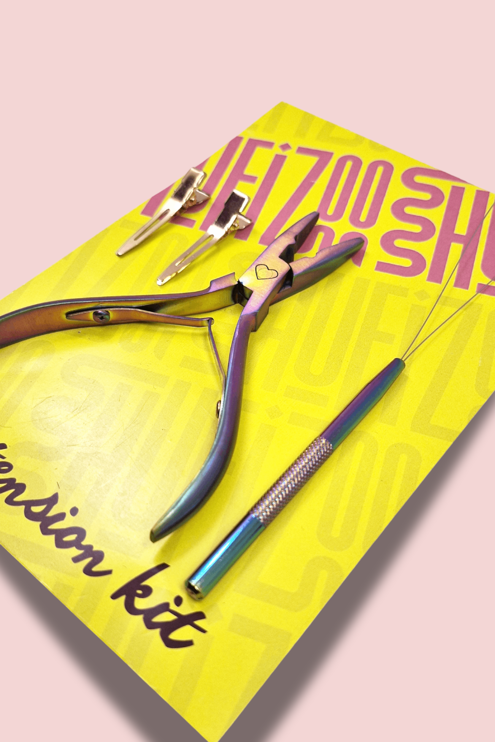 ערכה המכילה פלייר, מסרגה וקליפסים - ומיועדת לחיבור עצמאי של תוספות שיער