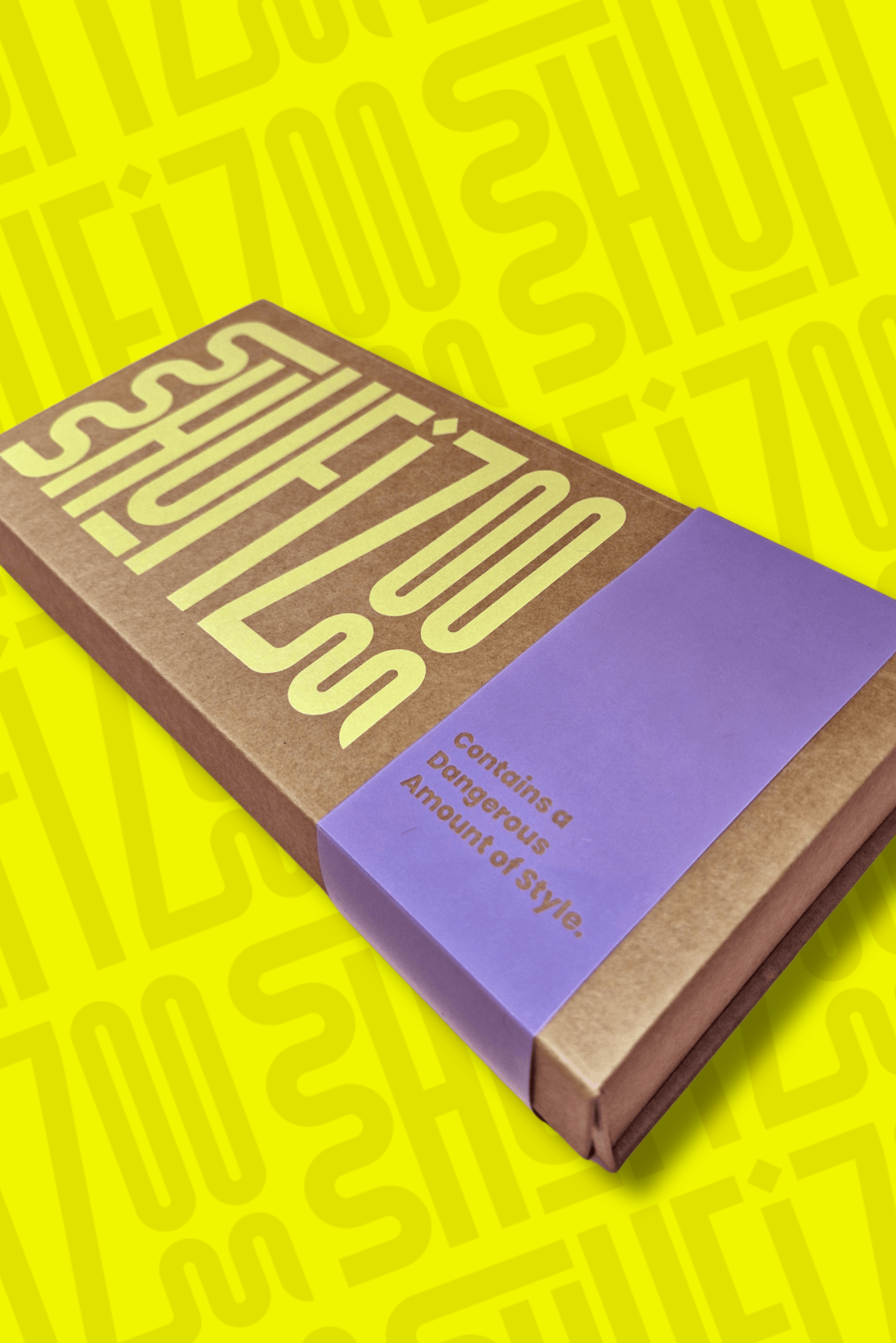 קופסאת קרטון מאורכת שעליה כתוב בצהוב &