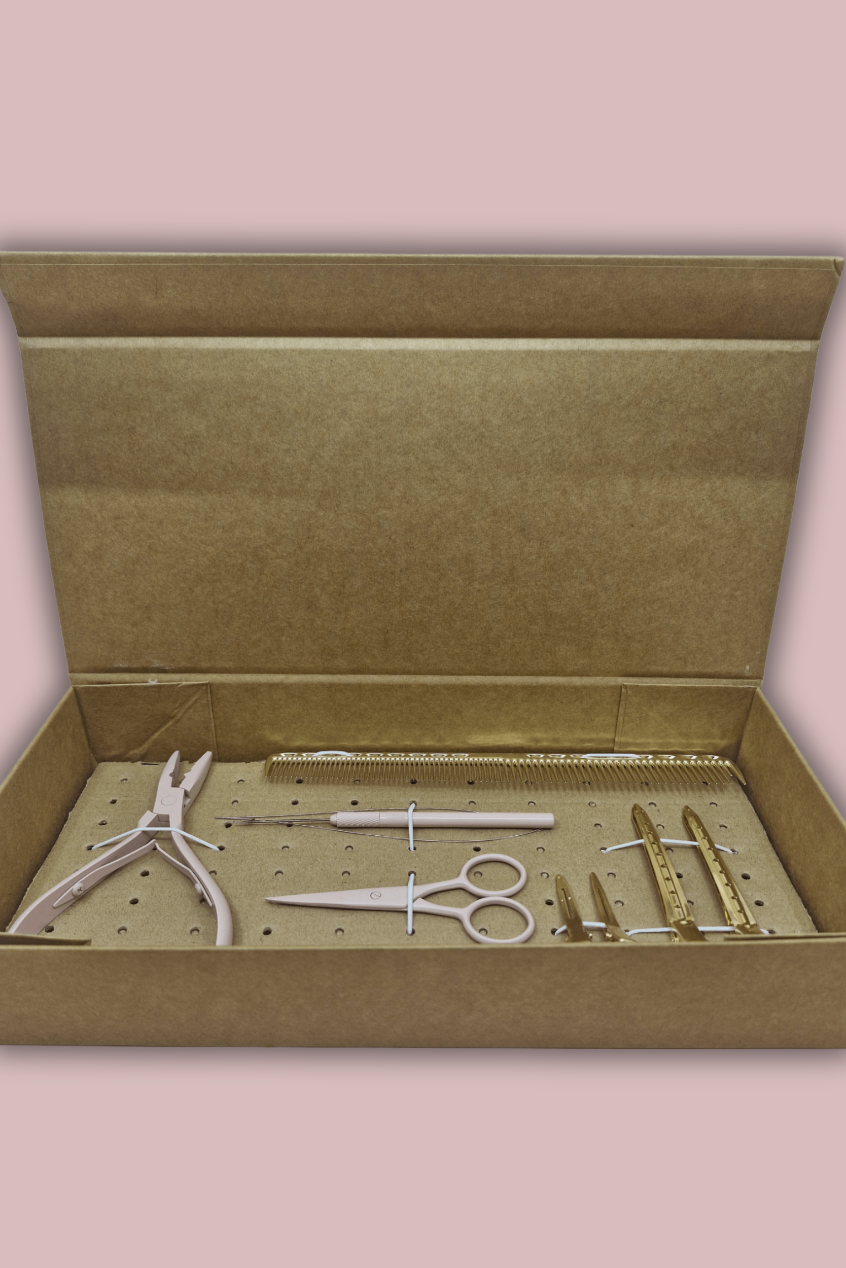 ערכה המכילה פלייר, מסרגה מסרק, מספריים וקליפסים לשיער, עשויים מתכת, בצבעי ורוד וזהב - ומיועדת לחיבור עצמאי של תוספות שיער