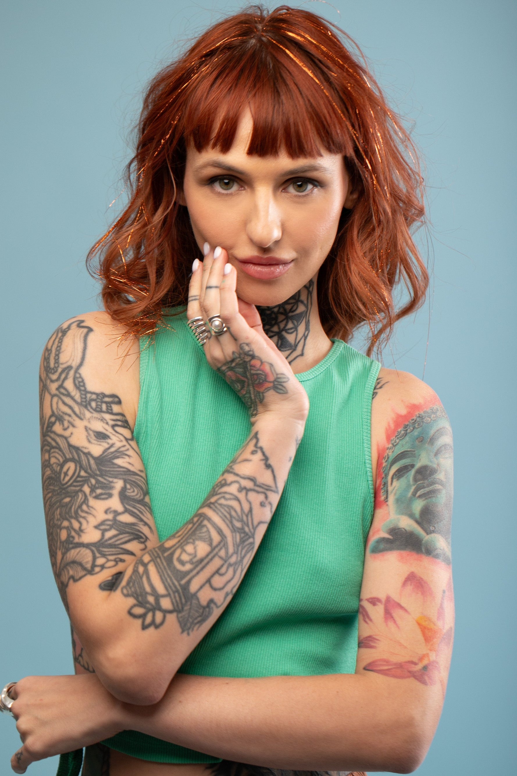 מדיום שוט על בחורה שבשיער שלה שזורים חוטי טינסל בצבעי כתום זוהר - הנקראים אצלנו גווני פיות. מיועדים לחיבור עצמאי, פשוט וקבוע לשיער או לחיבור זמני - Shufizoo