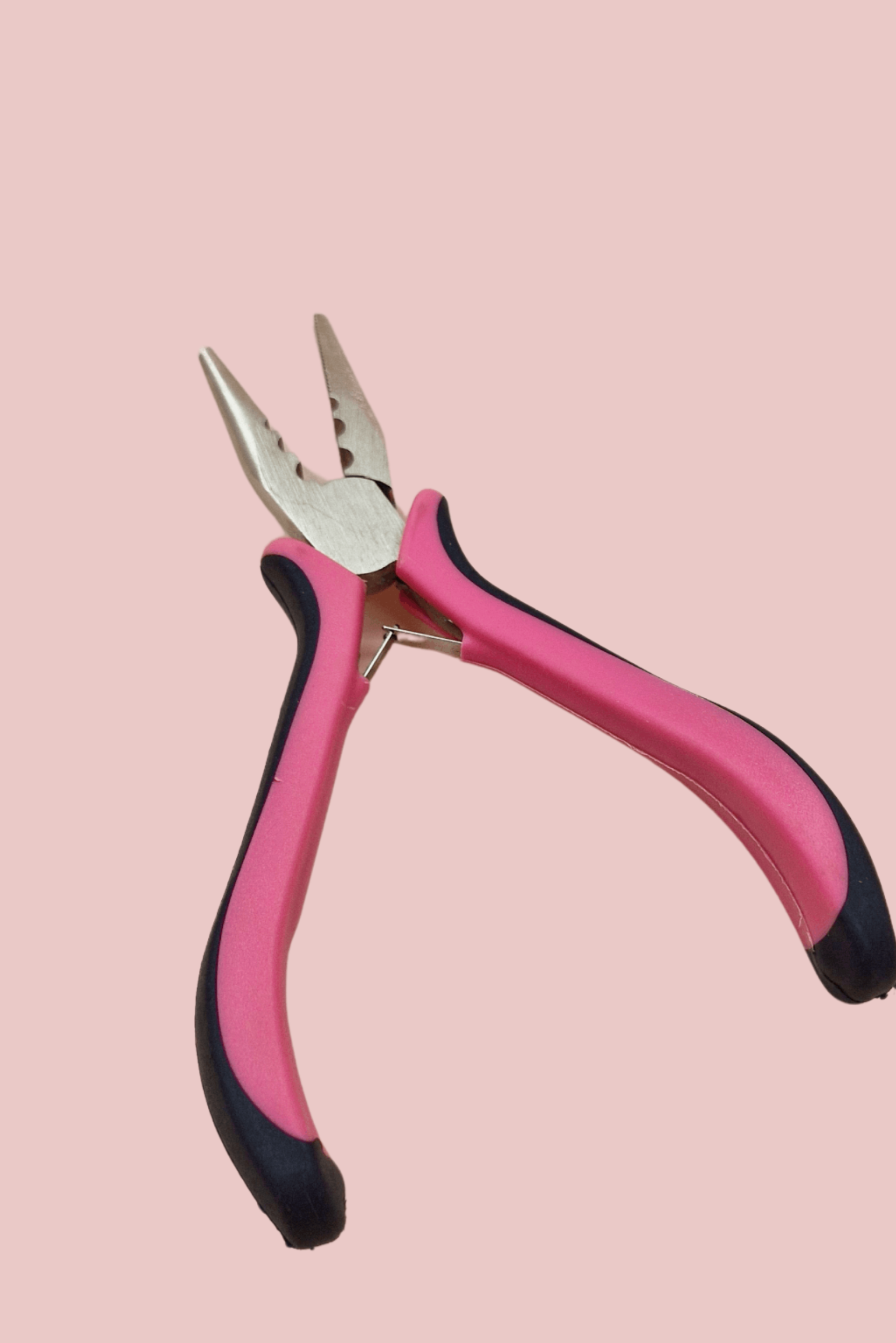 פלייר עשוי מתכת ופלסטיק, בצבע ורוד ושחור - מיועד לחיבור עצמאי של תוספות שיער