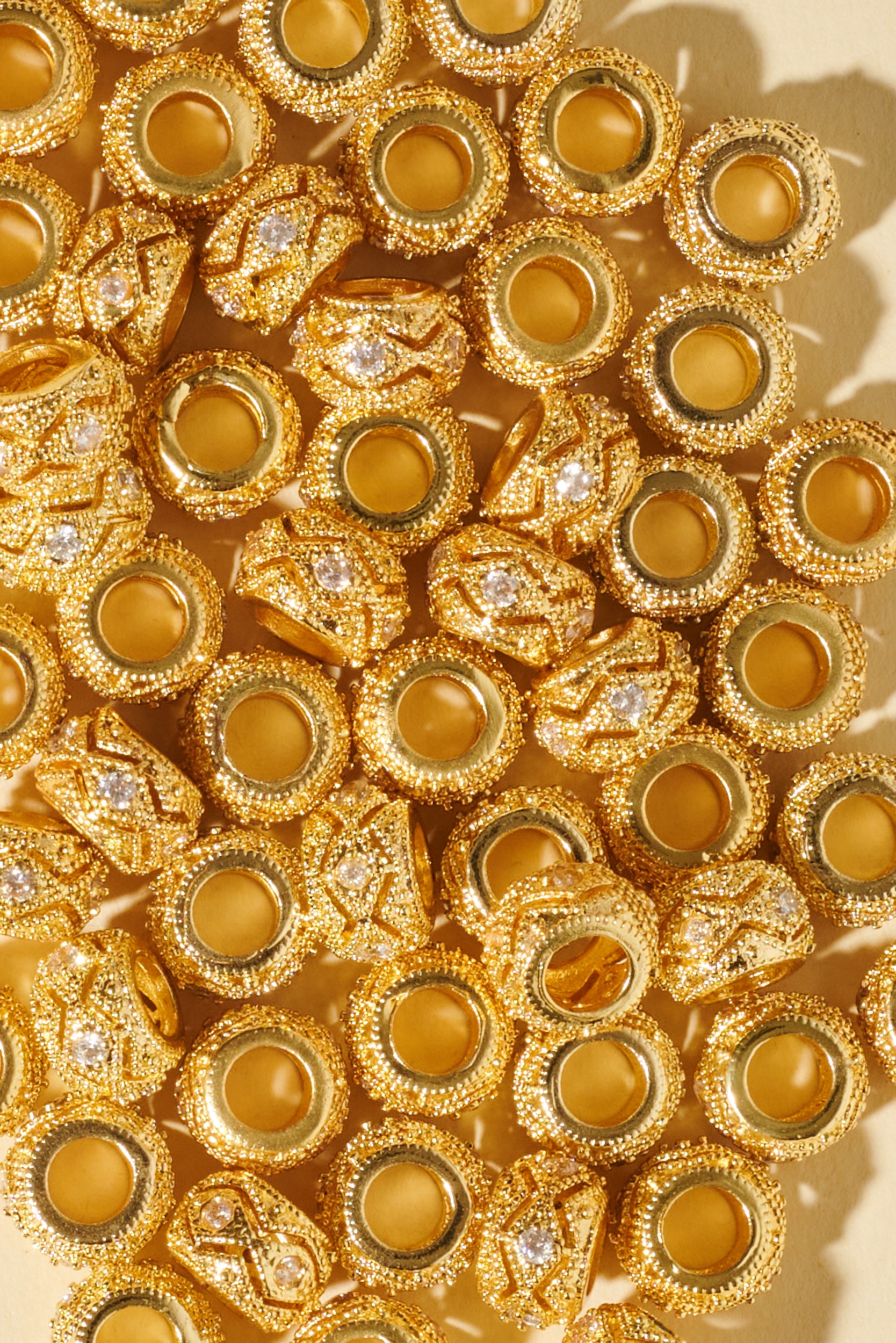 Dreadlock beads - Shufizoo -
Gold Bead with Raised Zircon Decorations and Zigzag Pattern