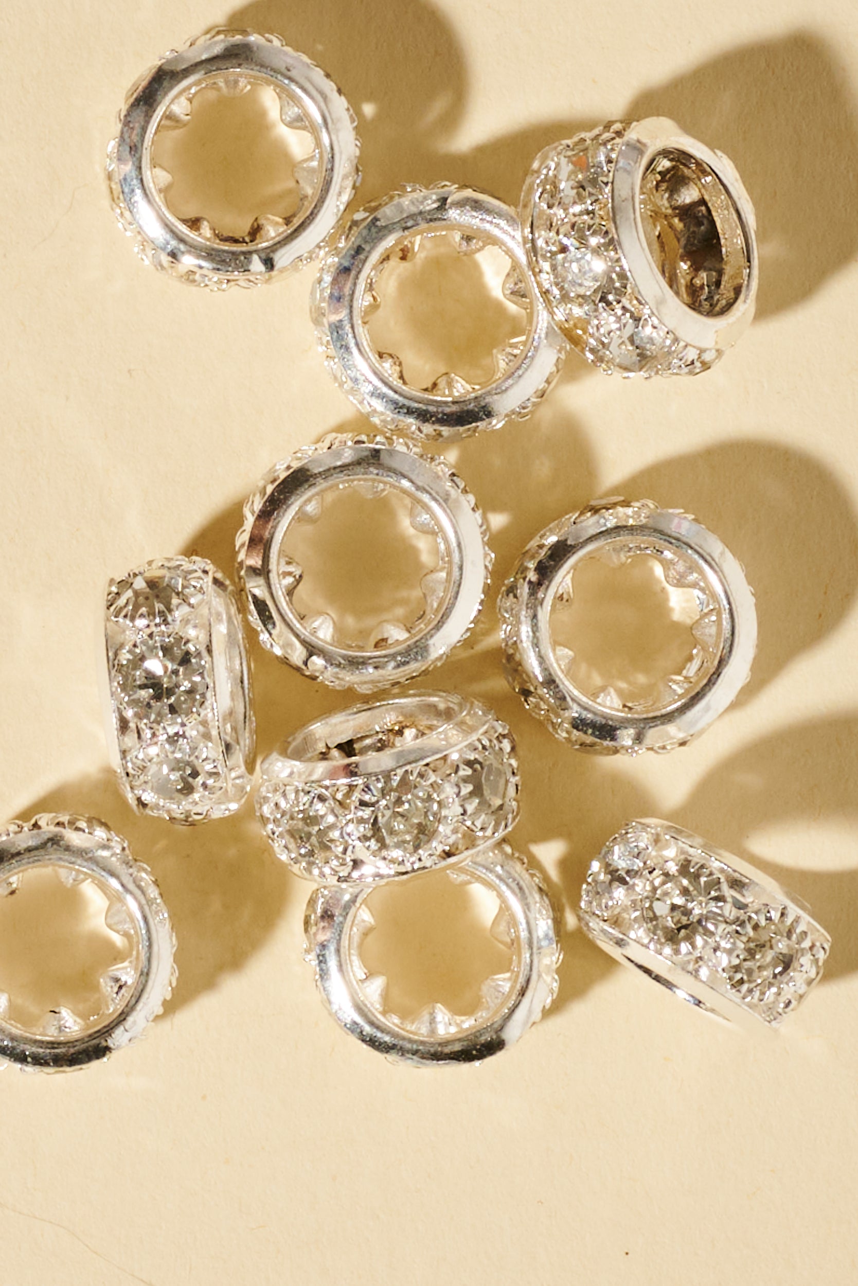 Dreadlock beads - Shufizoo -
Zircons on a Silver Background