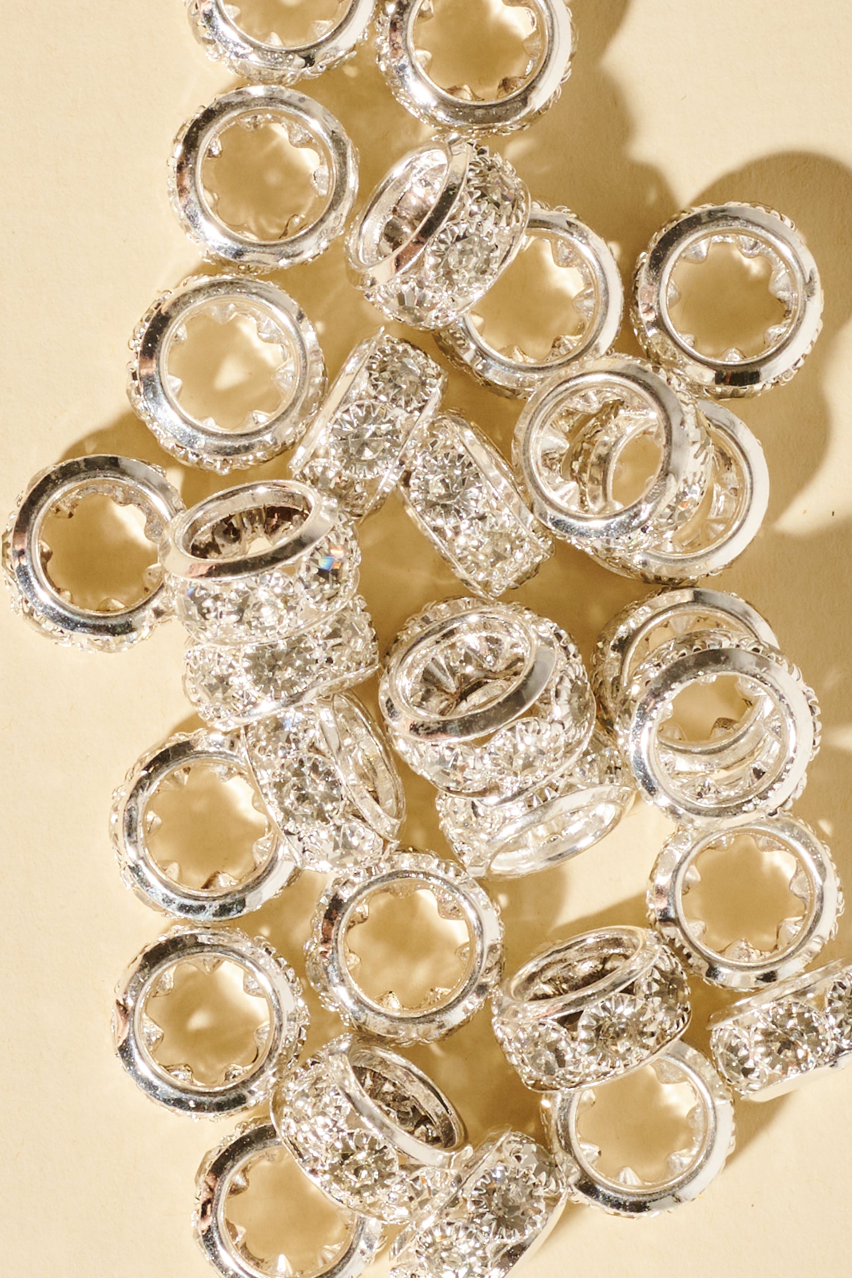 Dreadlock beads - Shufizoo -
Sparkling Zircons on a Silver Background