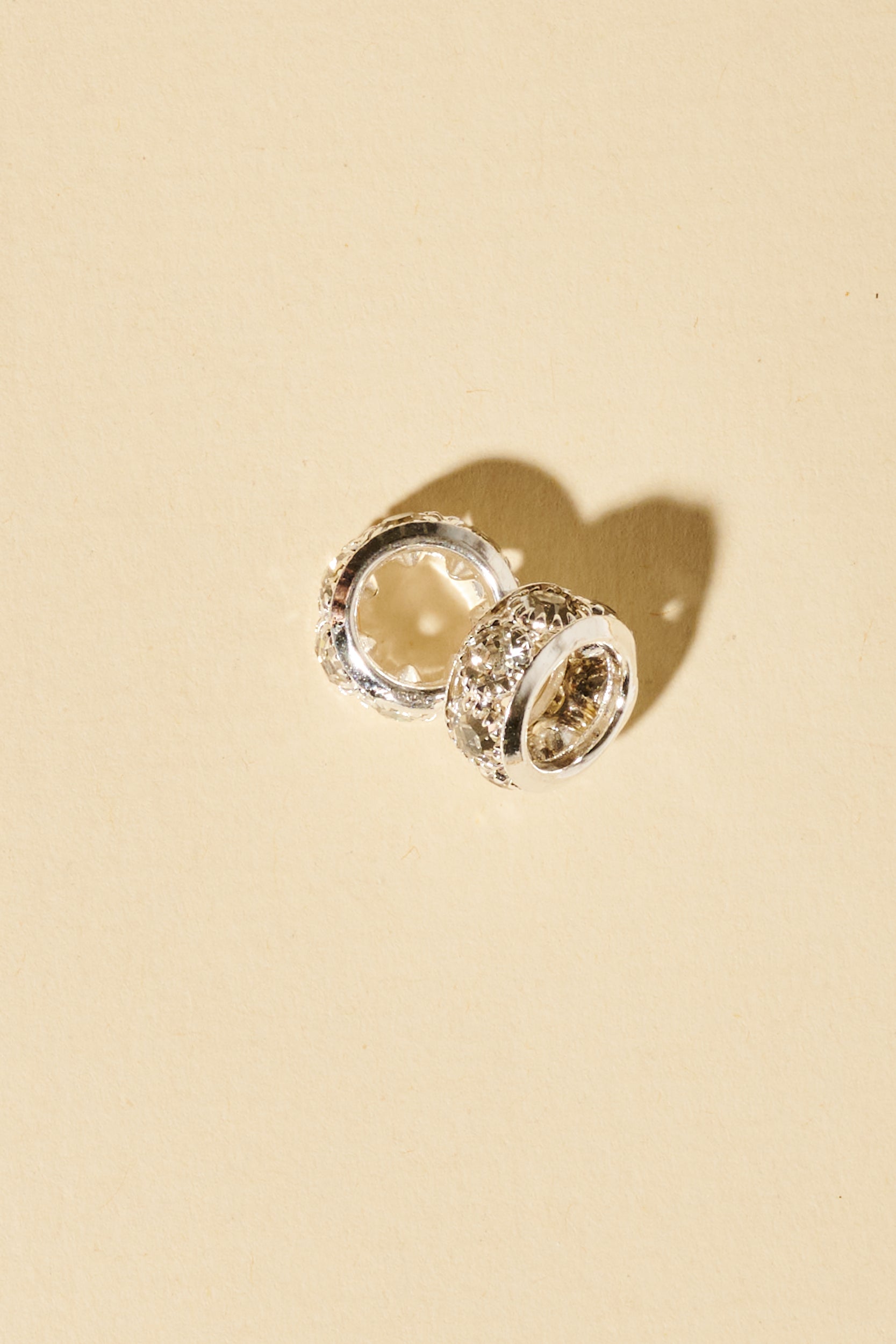 Dreadlock beads - Shufizoo -
Sparkling Zircons on a Silver Background