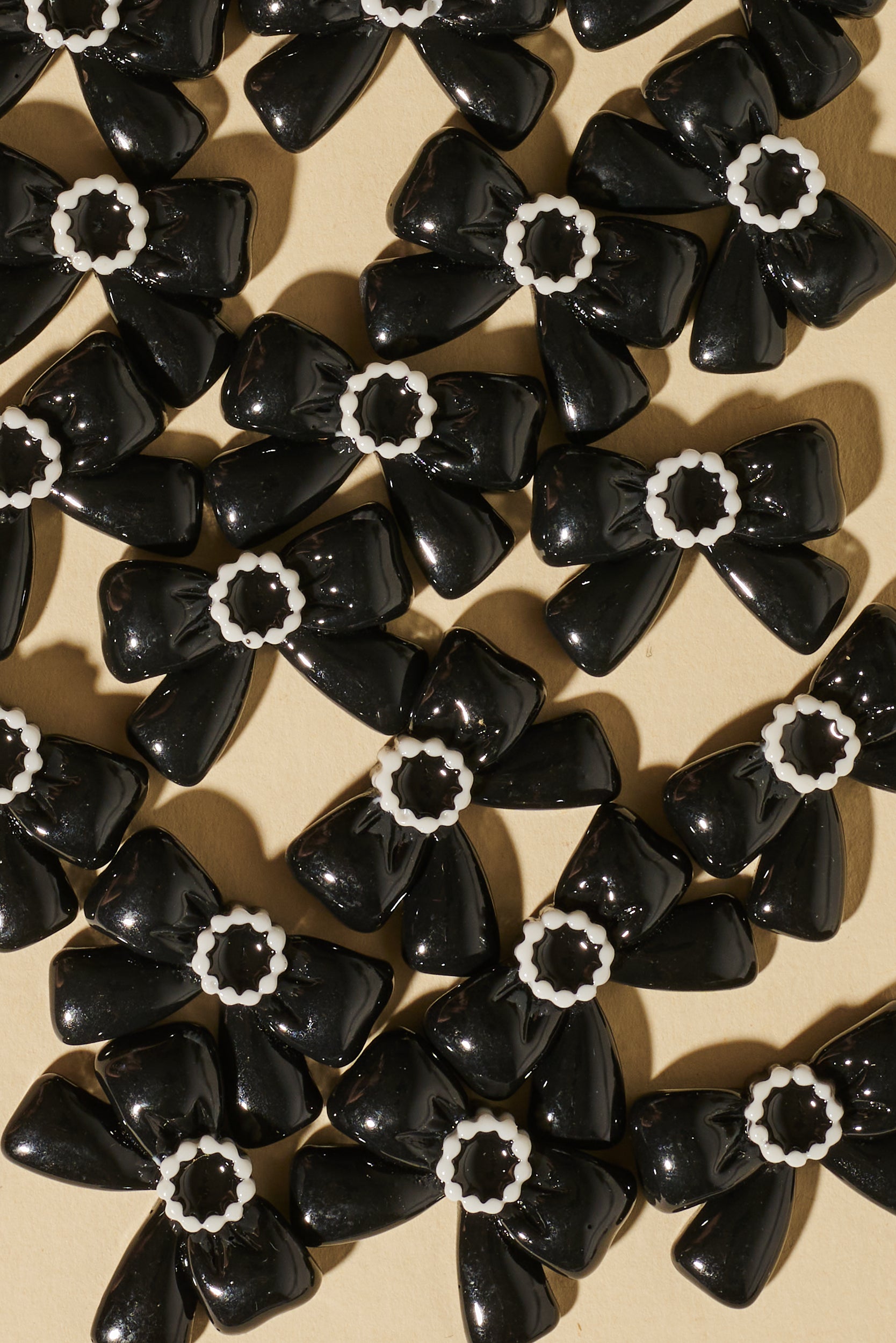 Magic Braids Charms - Shufizoo -
Black and white bow tie