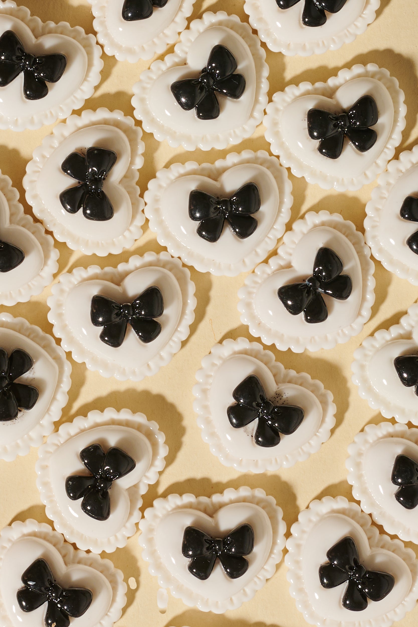 Magic Braids Charms - Shufizoo -
White Heart with a Black Bow