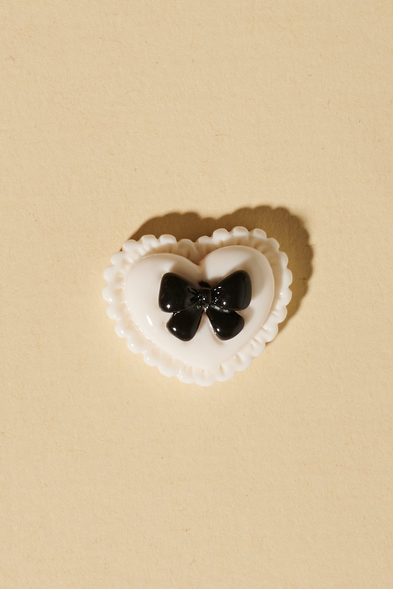 Magic Braids Charms - Shufizoo -
White Heart with a Black Bow
