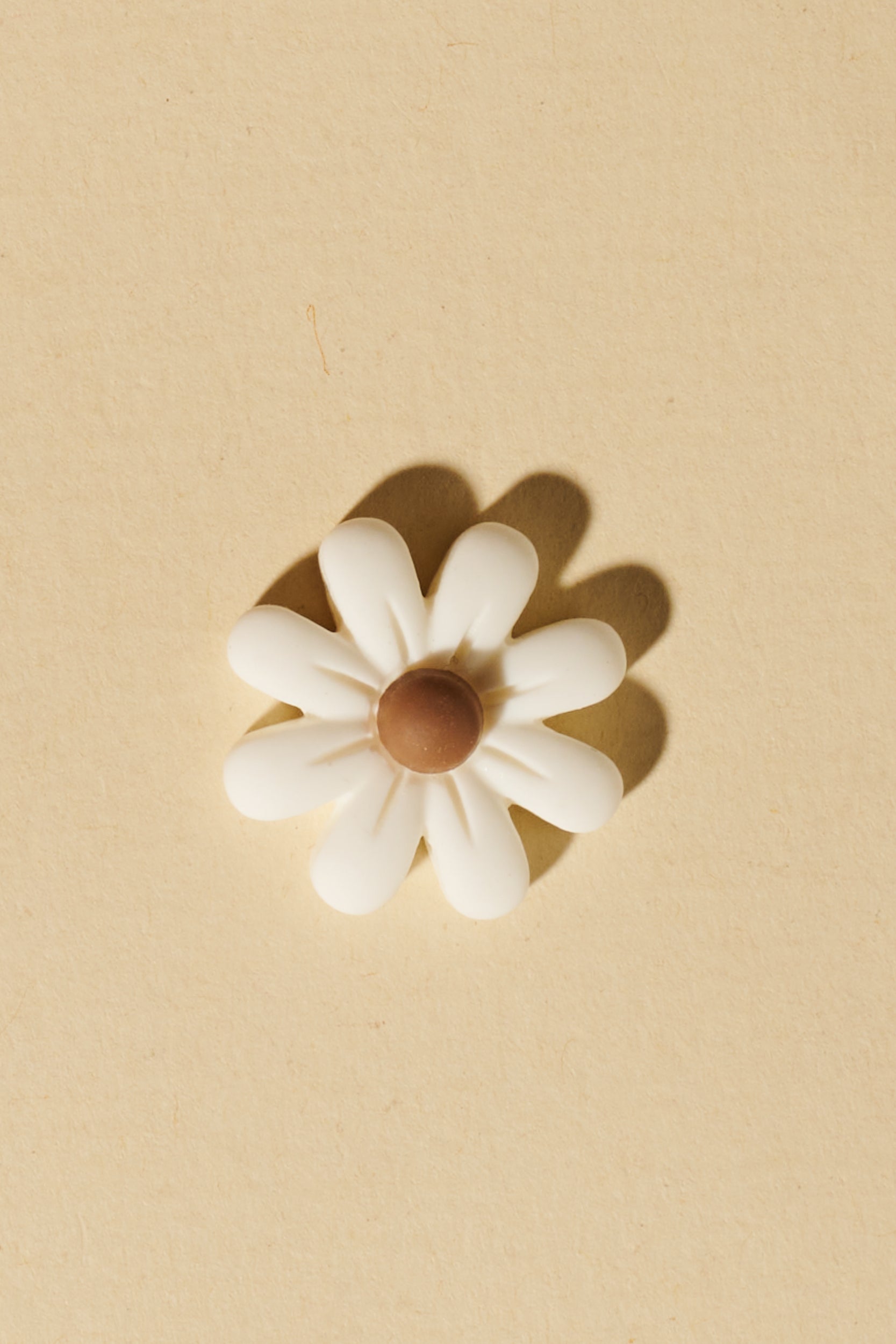 Magic Braids Charms - Shufizoo -
White Daisy with a Brown Center