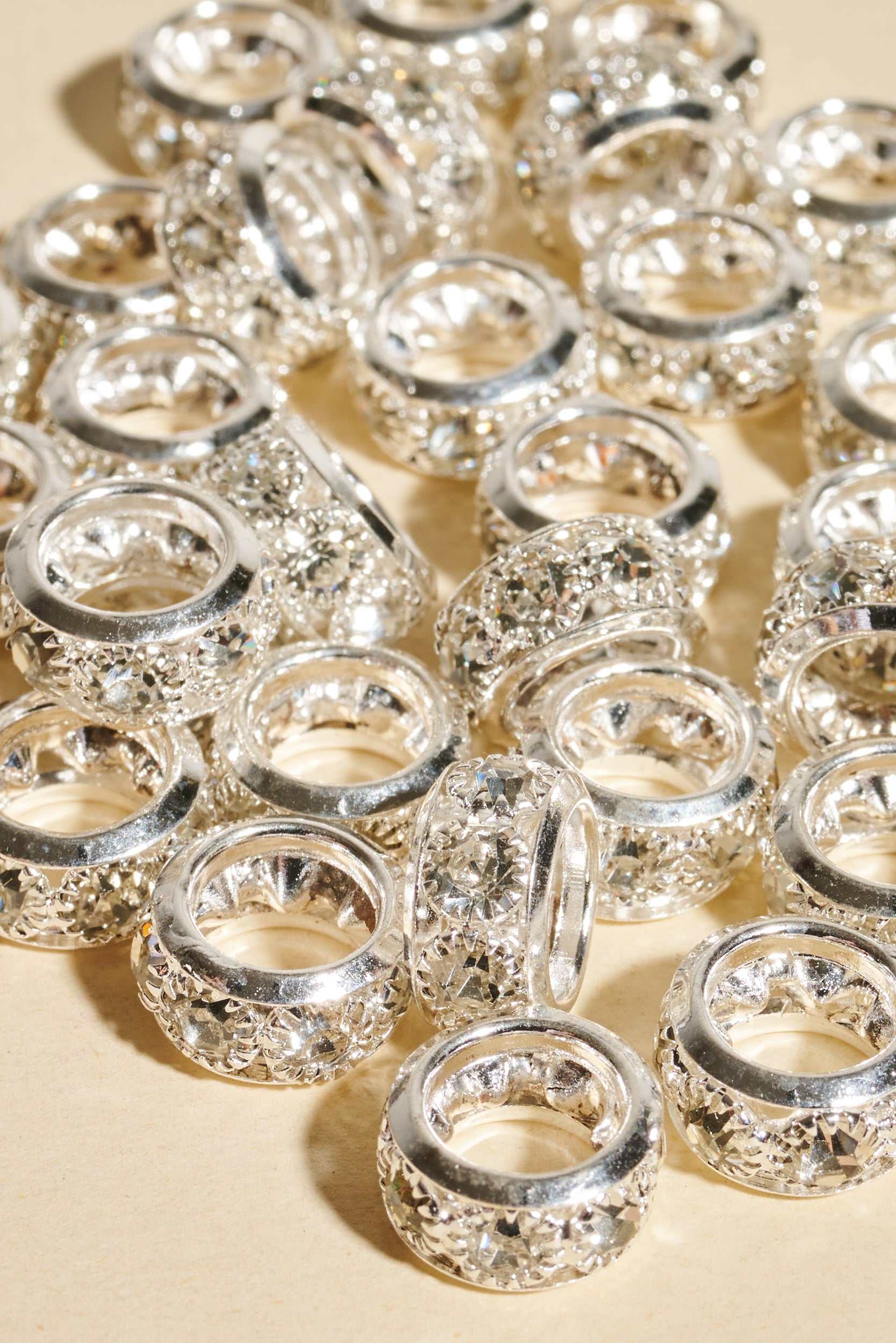 Dreadlock beads - Shufizoo -
Sparkling Zircons on a Silver Background