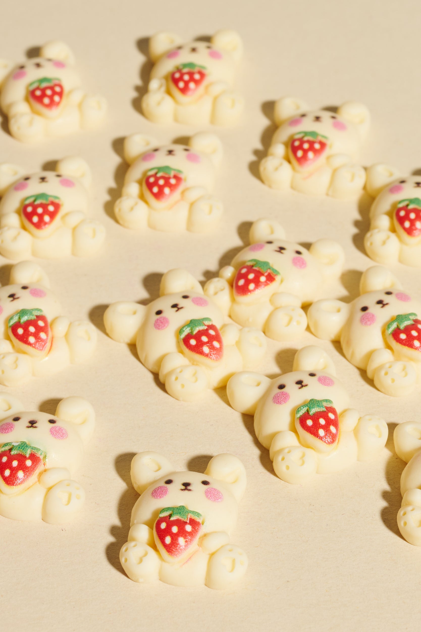 Magic Braids Charms - Shufizoo - Bear holding a strawberry