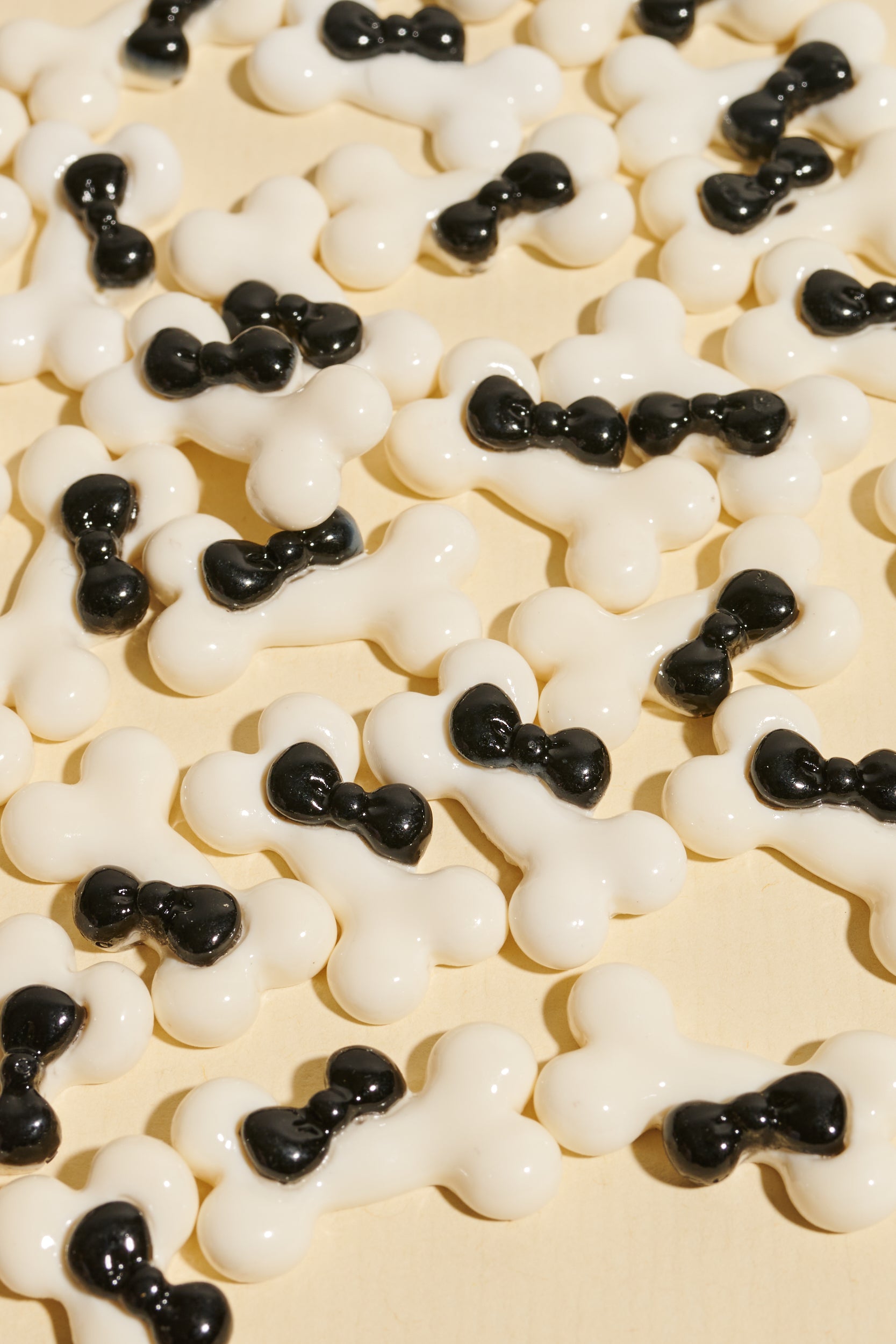 Magic Braids Charms - Shufizoo - White Bone with a Black Bow