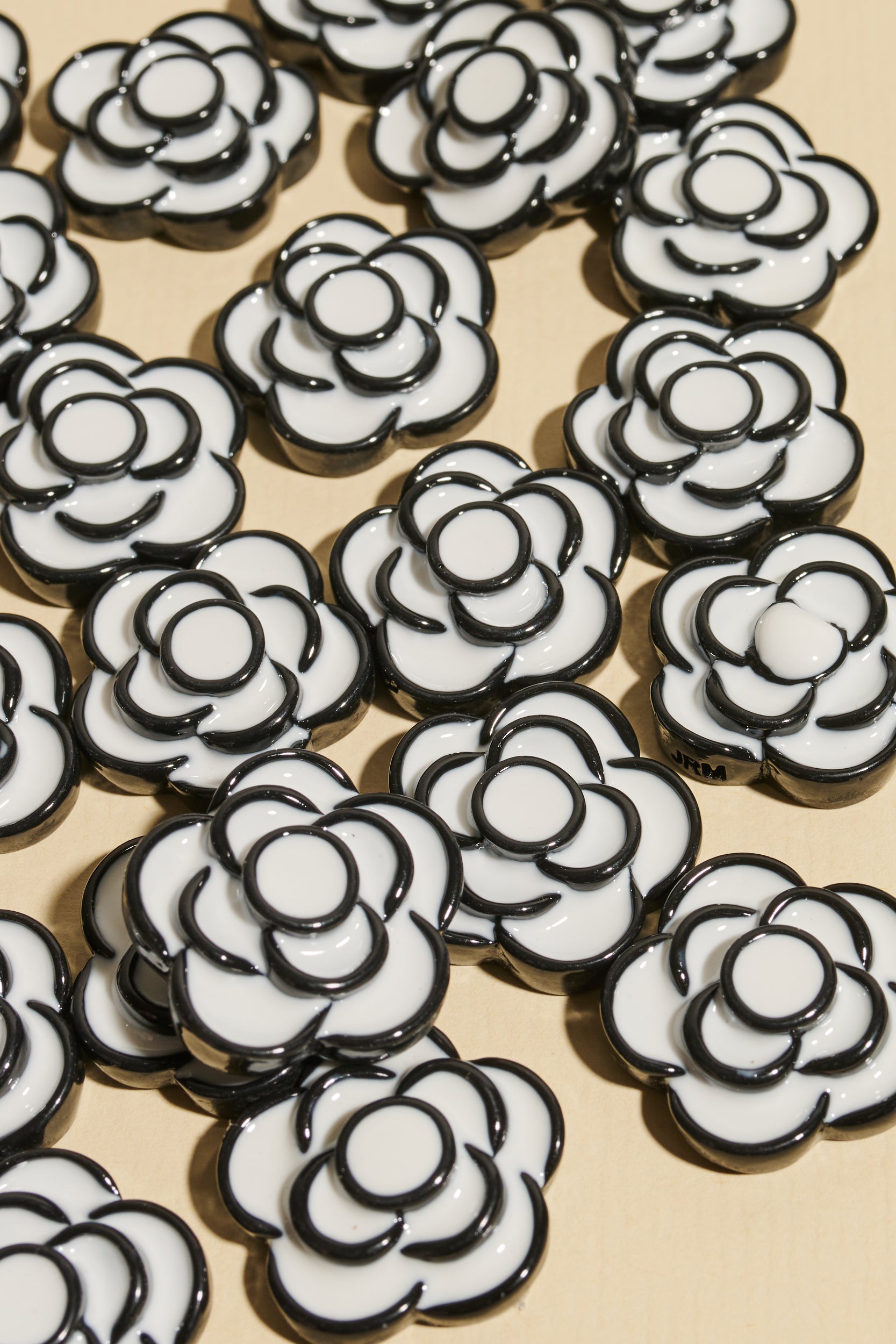 Magic Braids Charms - Shufizoo -
white roses