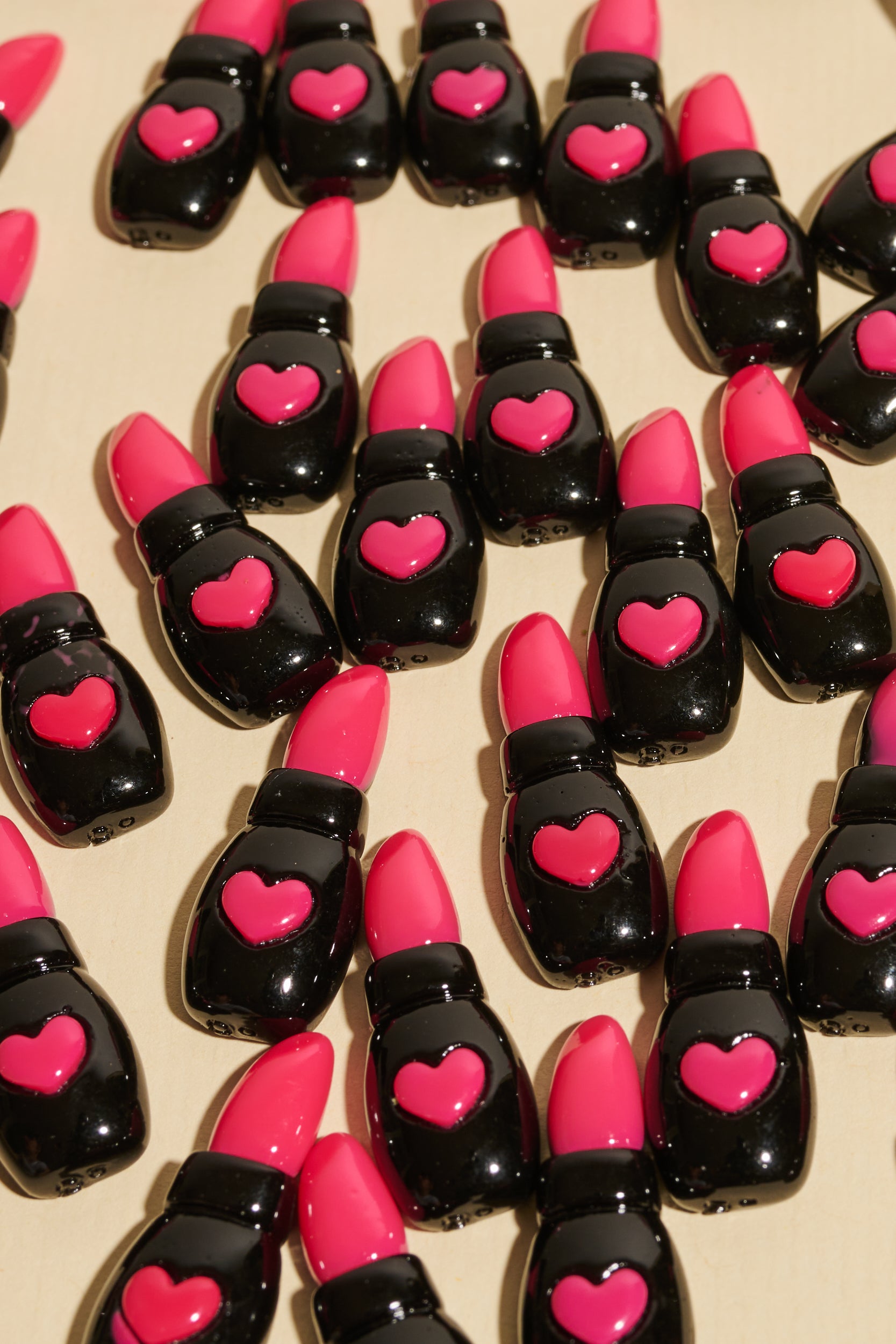 Magic Braids Charms - Shufizoo -
black and pink Lipstick